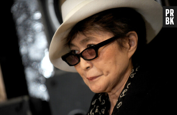 Les lunettes ensanglantées publiées sur le compte Twitter de Yoko Ono