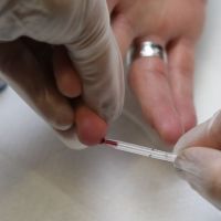 Sida : bientôt des auto-tests en pharmacie ?
