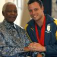 Le héros du pays Nelson Mandela pose aux côtés du champion national Oscar Pistorius