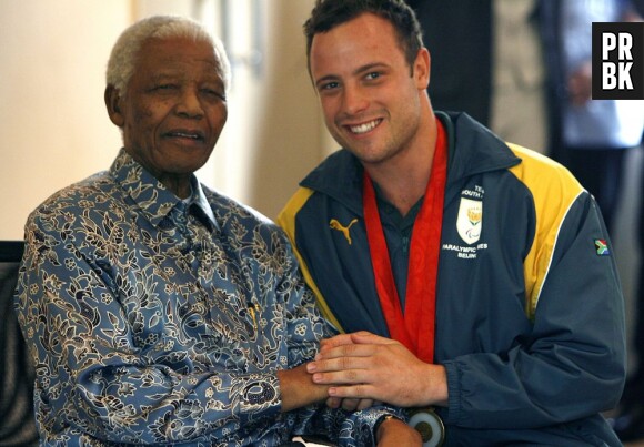 Le héros du pays Nelson Mandela pose aux côtés du champion national Oscar Pistorius