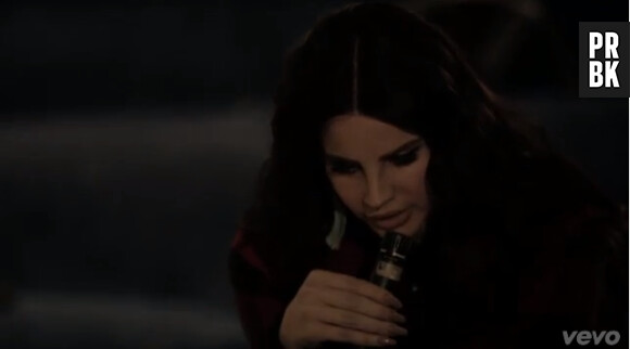 Lana Del Rey interprète la chanson en version acoustique