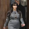 Kim Kardashian et ses soeurs sont dessinées ligotées et bâillonées à l'arrière d'une voiture dans un pub