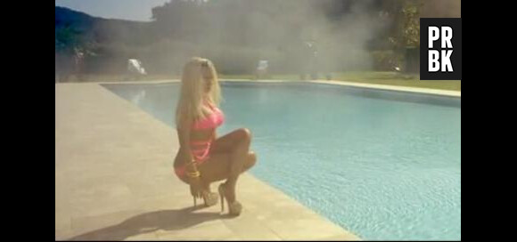 Nicki Minaj en maillot rose au bord de la piscine dans High School