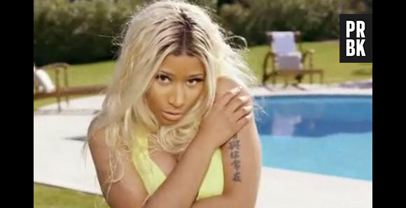 Nicki Minaj en maillot jaune cette fois-ci au bord de la piscine dans High School