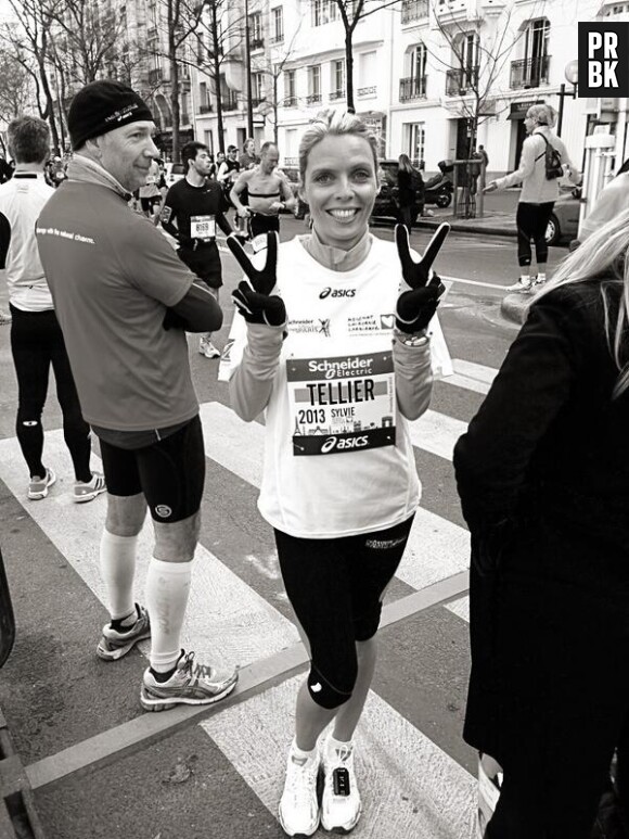 Sylvie Tellier a le sourire avant de prendre le départ du Marathon de Paris 2013
