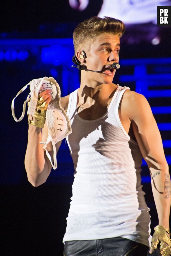 Justin Bieber, soutien-gorge à la main sur la scène de Dortmund le 6 avril 2013