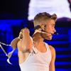 Justin Bieber ne sait pas trop quoi faire de ce soutien-gorge reçu à Dortmund le 6 avril 2013