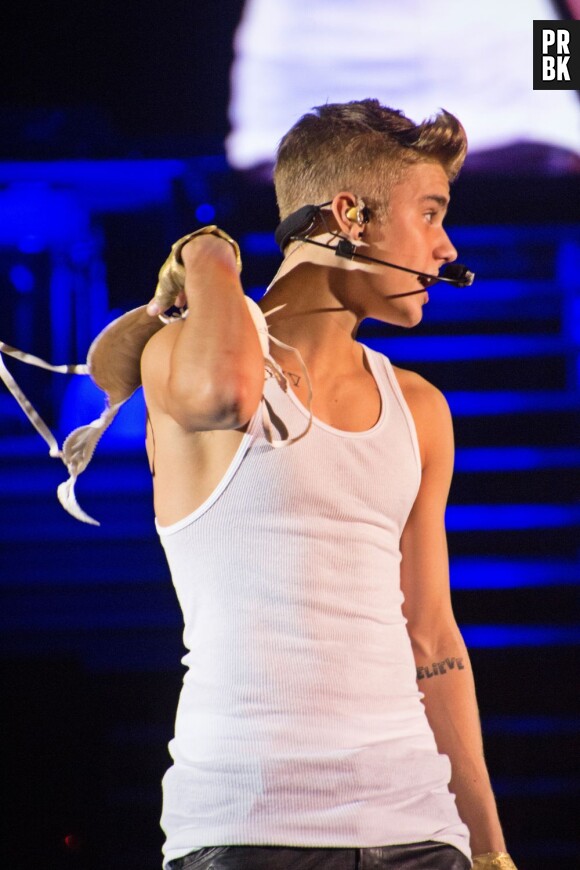 Justin Bieber ne sait pas trop quoi faire de ce soutien-gorge reçu à Dortmund le 6 avril 2013