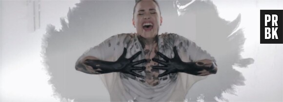 Demi Lovato joue avec de la peinture dans le clip de Heart Attack