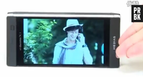 Le smartphone à deux écrans de NEC peut fonctionner avec une seule surface tactile