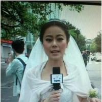 Séisme en Chine : une journaliste couvre l'événement en robe de mariée