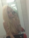 Amanda Bynes, topless sur son lavabo