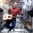L'astronaute Chris Hadfield reprend Space Oddity dans l'espace