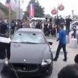 Un chinois démolit sa voiture pour faire passer un message