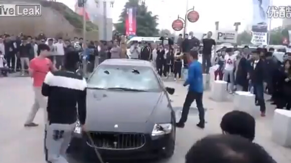 Un Chinois démolit sa Maserati en pleine rue pour passer sa colère