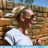Les Anges de la télé-réalité 5 : Amélie Neten terrorisée par un gros Dobermann