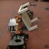 Deux robots montent un meuble Ikea sans l'aide de l'homme
