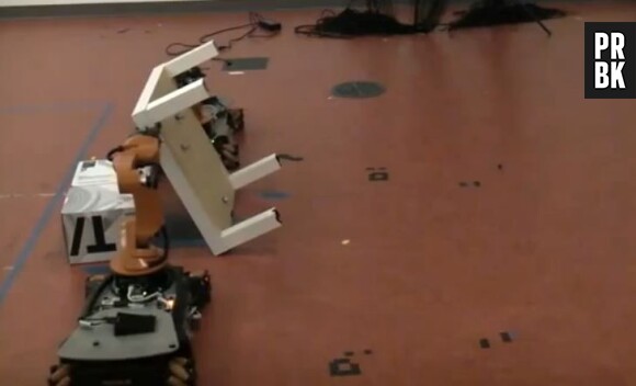 Deux robots montent un meuble Ikea sans l'aide de l'homme