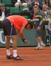 Sergiy Stakhovsky immortalise l'empreinte de sa balle sur le court à Roland Garros 2013