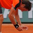 Sergiy Stakhovsky immortalise l'empreinte de sa balle sur le court à Roland Garros 2013