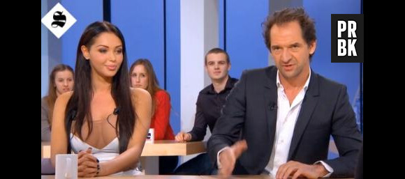 Nabilla demande une oreillette pour comprendre les blagues de Stéphane de Groodt sur le plateau du "Supplément" de Canal +