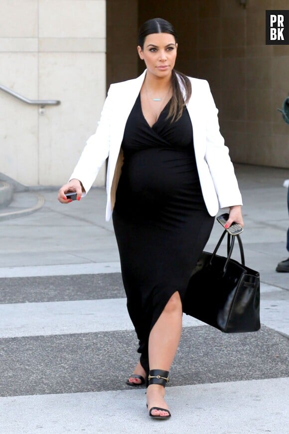 Kim Kardashian à bout, elle sort sans maquillage et en tongs.