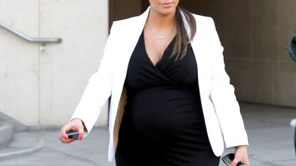 Kim Kardashian enceinte et en mode zombie : bye-bye le make-up et bonjour la fatigue