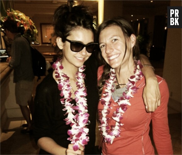 Nina Dobrev et une amie pendant des vacances à Hawaï