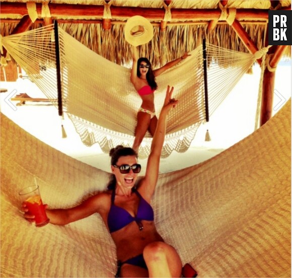 Nina Dobrev en bikini pendant ses vacances