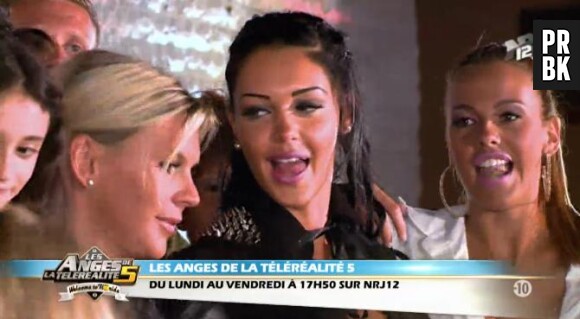 Les Anges 5 poussent la chansonnette pour leur dernière soirée.