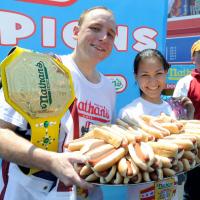 Record du monde : un Américain avale 69 hot-dogs en 10 minutes