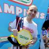 Joey Chestnut est devenu le plus grand mangeur de Hot-Dogs avec 69 sandwichs avalés lors du concours organisé à New York le 4 juillet 2013