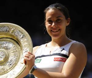 Marion Bartoli avec son trophée de Wimbledon 2013, samedi 6 juillet