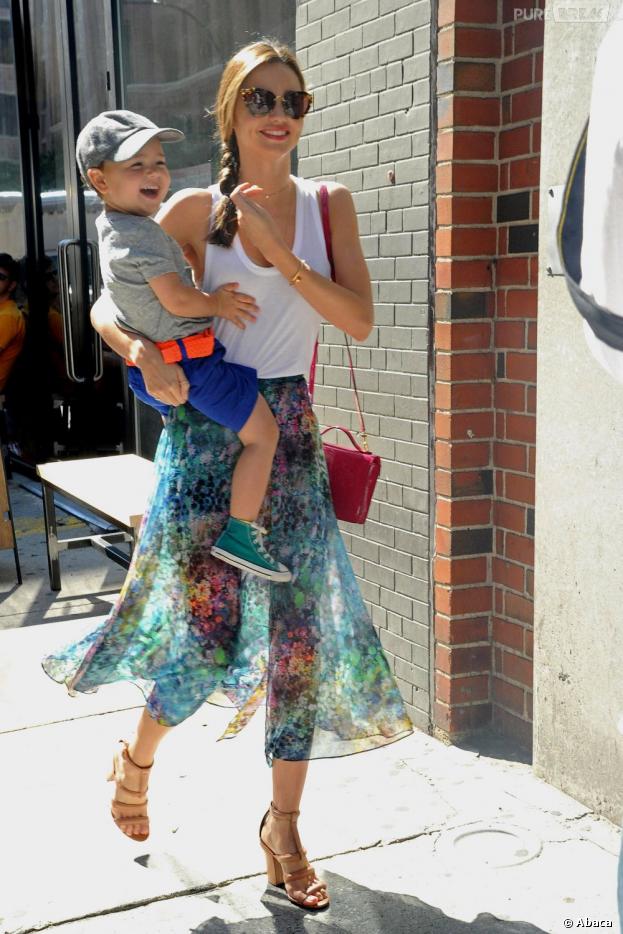 Miranda Kerr : son fils Flynn a les mains baladeuses à New York le 8 juillet 2013