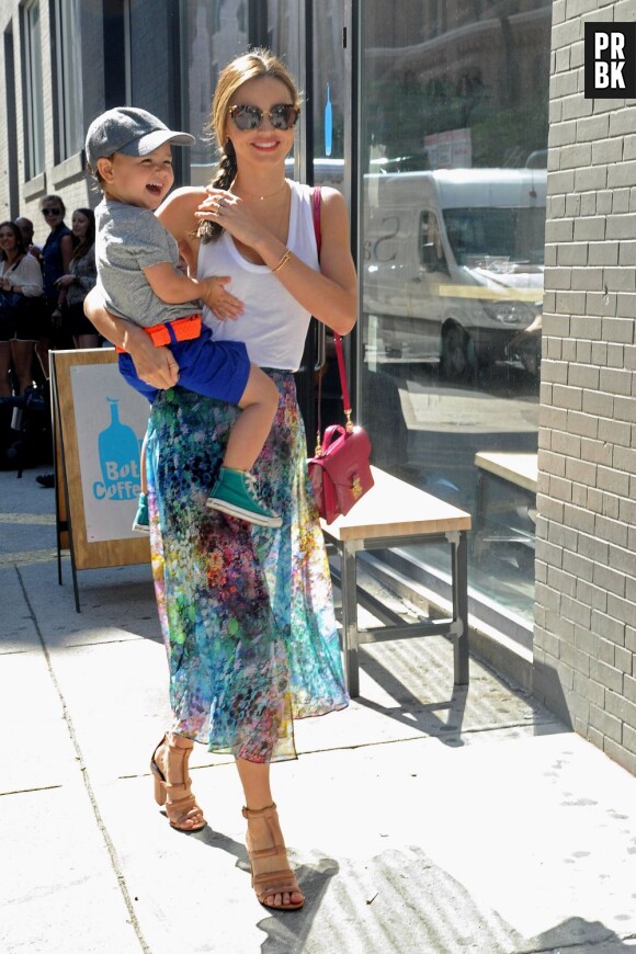 Miranda Kerr : Flynn met la main sur le sein de sa maman à New York le 8 juillet 2013