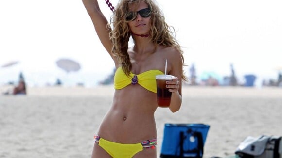 AnnaLynne McCord : virée sexy à la plage pour l'ancienne actrice de 90210