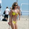AnnaLynne McCord : l'ex actrice de 9010 prend la pose devant les paparazzi à la plage le lundi 15 juillet 2013