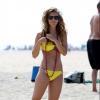 AnnaLynne McCord : elle a opté pour une bikini jaune pendant sa virée plage le lundi 15 juillet 2013