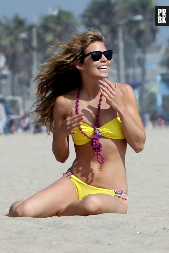 AnnaLynne McCord dévoile son ventre plat à la plage le lundi 15 juillet 2013