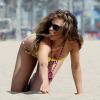 AnnaLynne McCord : à quatre pattes à la plage le lundi 15 juillet 2013