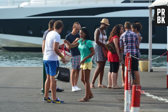 Ayem Nour sur le port de Saint Tropez, le 28 juillet 2013