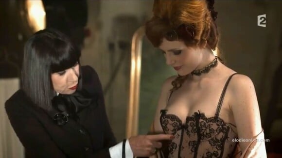 Elodie Frégé : sexy en guêpière et porte-jarretelles Chantal Thomass