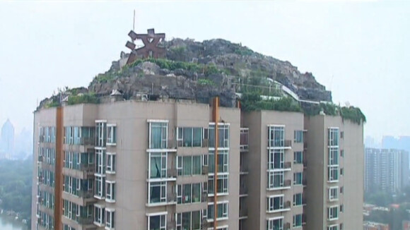 Chine : sur le toit d'un building, il construit... une forteresse