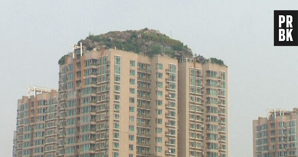 Un immeuble possède une colline sur son toit
