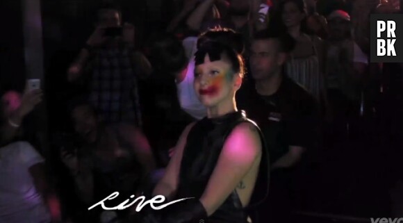 Lady Gaga assiste à un défilé de Drag Queens pour son clip