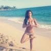 Nicole Scherzinger : yoga sexy à Hawaii en août 2013