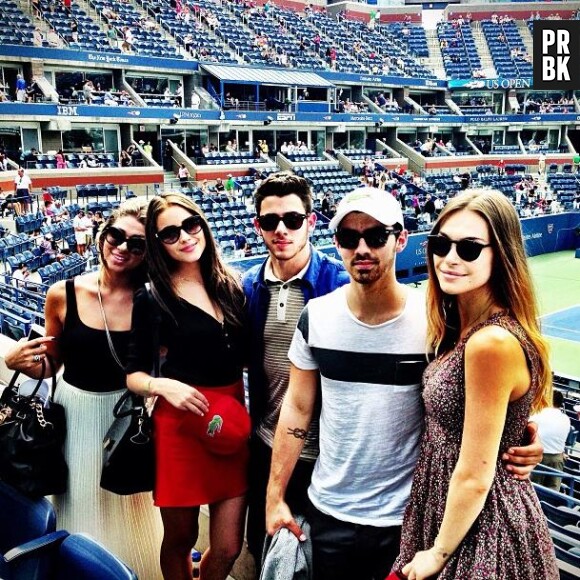 Nick Jonas en compagnie de son frère Joe et d'Olivia Culpo aux championnats de l'US Open