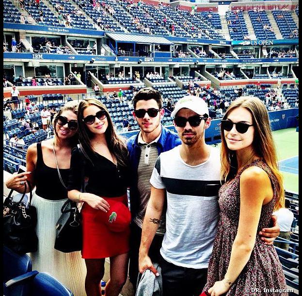 Nick Jonas en compagnie de son frère Joe et d'Olivia Culpo aux championnats de l'US Open
