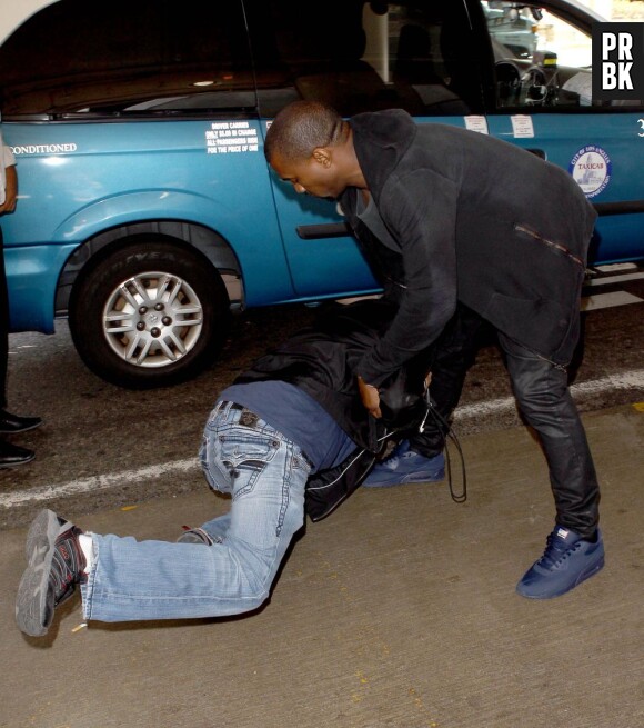 Kanye West met le paparazzi à terre le vendredi 19 juillet 2013