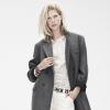 Isabel Marant pour H&M : manteau (149€), pantalon denim (79,95€), ceinture (39,95€) et top en dentelle (79,95€)